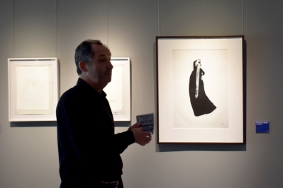 El director de la fundació Foto Colectania de Barcelona, Pepe Font de Mora, durant la inauguració de l'exposició.